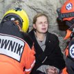 Ratownicy udzielają pomocy Barbarze Nowackiej