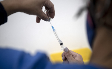 Badacze: Po jednej dawce szczepionki we wszystkich grupach wiekowych znacznie spada ryzyko zakażenia