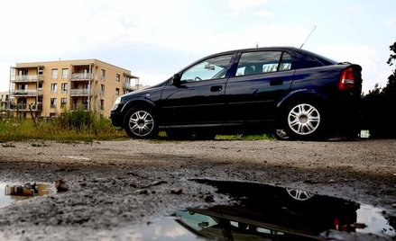 Parkowanie służbowych aut inaczej w VAT, inaczej w PIT