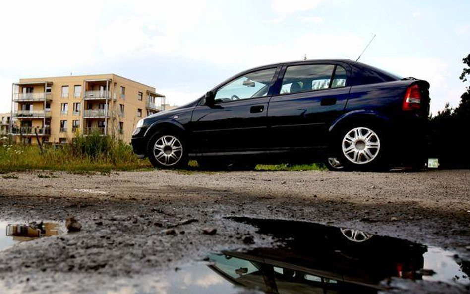 Parkowanie służbowych aut inaczej w VAT, inaczej w PIT