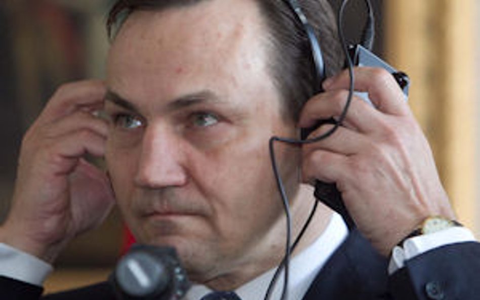 Radosław Sikorski śmieszy, wyzywa i obraża