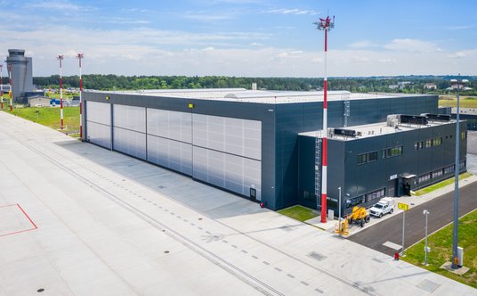 W nowym hangarze można naprawiac i malowac samoloty.