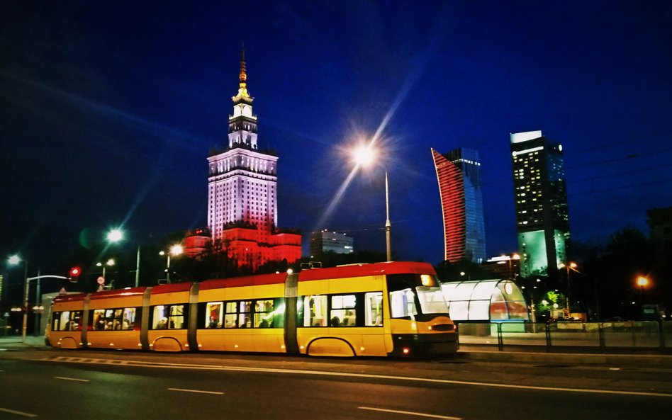 W Sylwestra i Nowy Rok pasażerowie komunikacji miejskiej w Warszawie muszą przygotować się na spore 