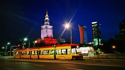 W Sylwestra i Nowy Rok pasażerowie komunikacji miejskiej w Warszawie muszą przygotować się na spore 