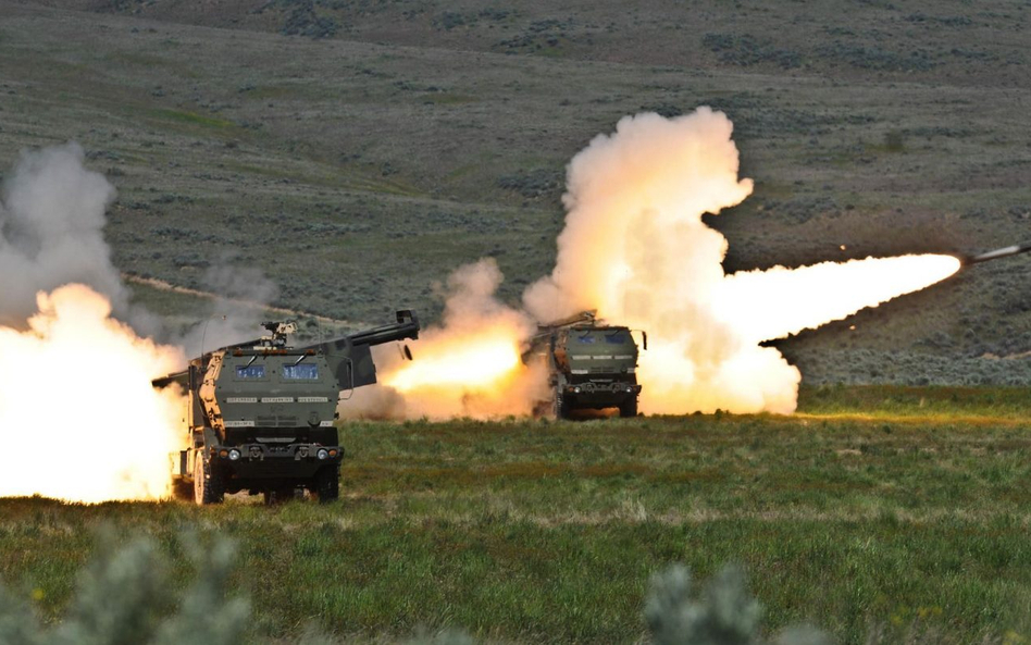 Wyrzutnie systemu HIMARS podczas strzelania. Fot./US Army.