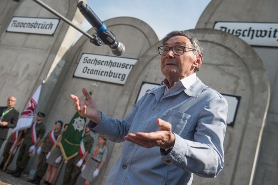 Marian Turski przemawia podczas uroczystych obchodów 72. rocznicy likwidacji Litzmannstadt Ghetto w 