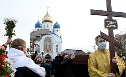 Tłumy żegnały w piątek w Mińsku zamordowanego 12 listopada malarza Romana Bondarenkę
