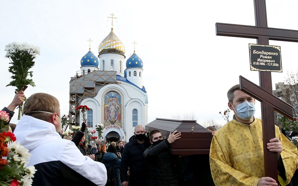 Tłumy żegnały w piątek w Mińsku zamordowanego 12 listopada malarza Romana Bondarenkę