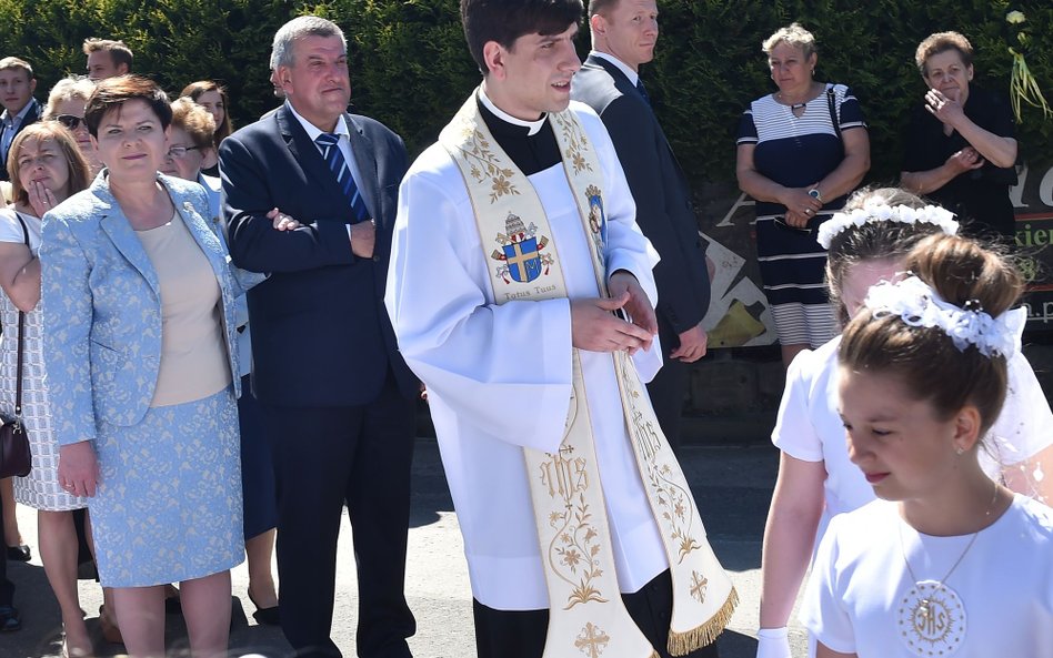 Ks. Tymoteusz Szydło (P) z rodzicami Beatą (centrum-L) i Edwardem (centrum-P) Szydło w drodze na msz