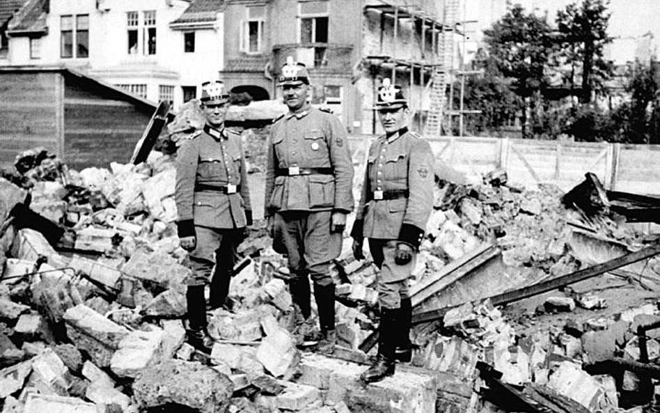 Niemieccy policjanci brali udział w zbrodniach nazistowskich. Wielu uniknęło kary (zdjęcie z 1943 r.