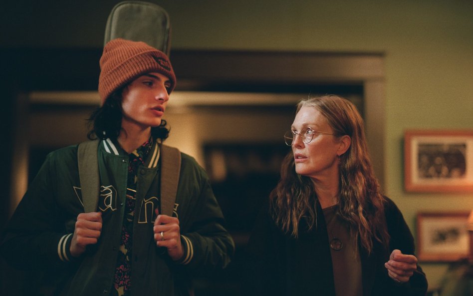 Julianne Moore i Finn Wolfhard w filmie Jessiego Eisenberga