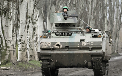 Ukraińscy żołnierze jadą w pobliżu Bachmutu duńskim transporterem opancerzonym