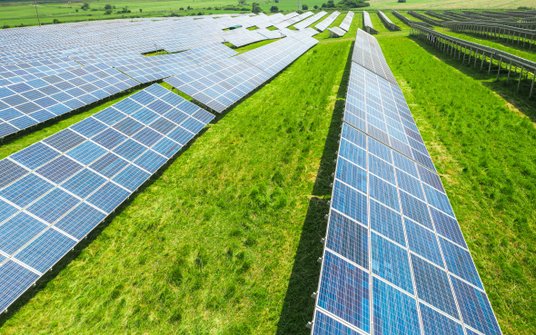 ...oraz elektrownie słoneczne (ok. 29,3 GW)