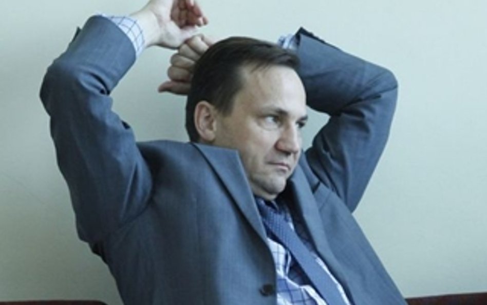 O co i z kim walczy Sikorski?