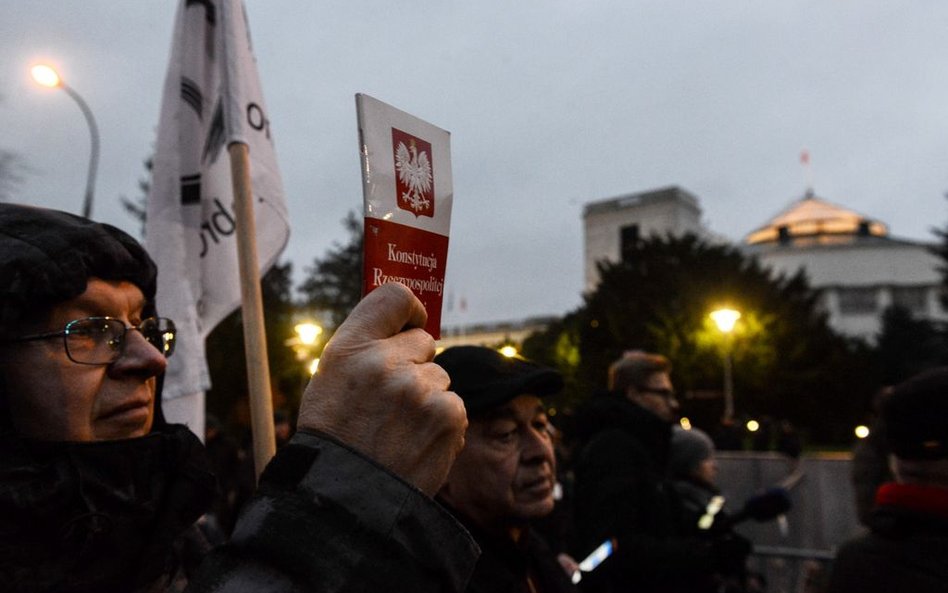 Orędzie Dudy w cieniu protestów