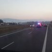 Kolumna na sygnałach spycha auto z drogi