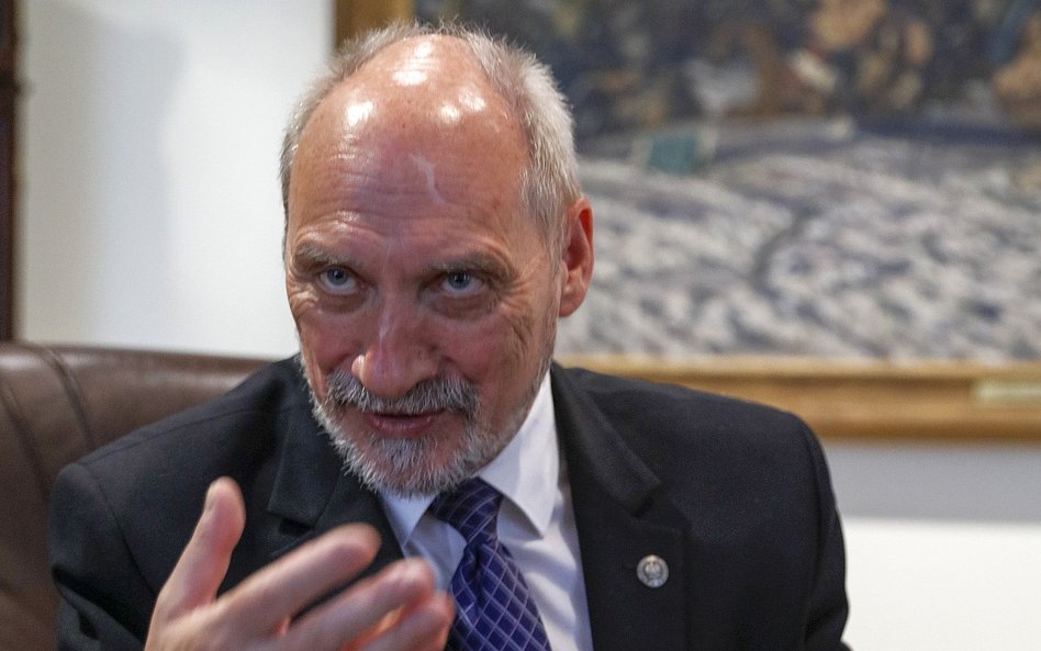 Macierewicz: Święta bez nowych restrykcji? Godne pochwały