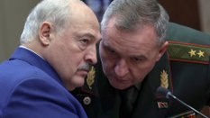 Aleksander Łukaszenko z ministrem obrony Białorusi Wiktarem Chreninem