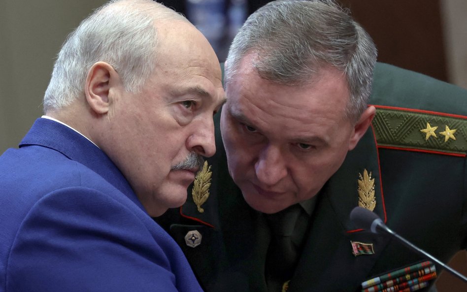Aleksander Łukaszenko z ministrem obrony Białorusi Wiktarem Chreninem