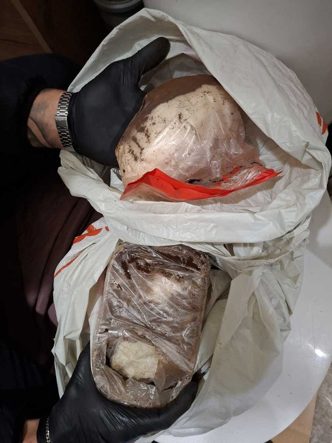 Susz roślinny i skrystalizowany proszek, zabezpieczono w łazience oraz w domowym sejfie.