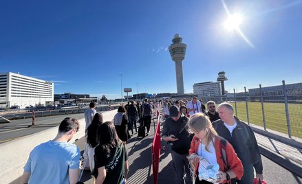 Kolejka do kontroli bezpieczeństwa na lotnisku Schiphol w Amsterdamie