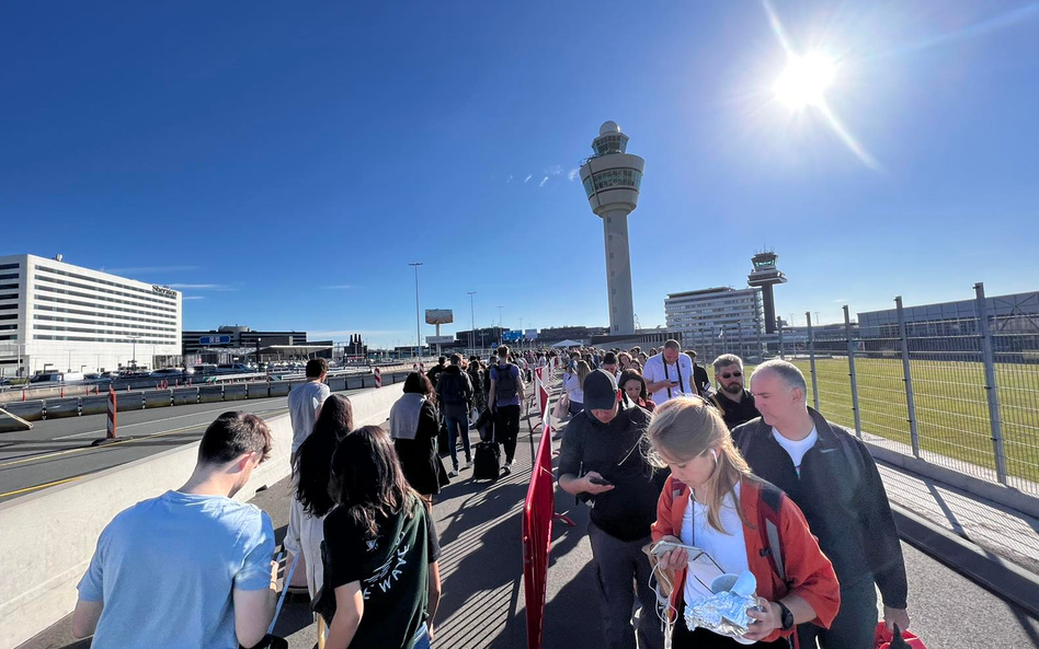 Kolejka do kontroli bezpieczeństwa na lotnisku Schiphol w Amsterdamie