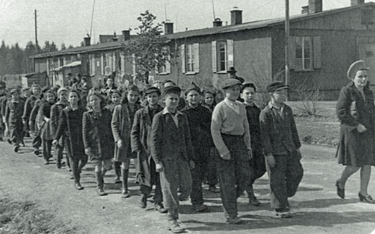 Grupa młodzieży żydowskiej w obozie dipisów na terenie Niemiec