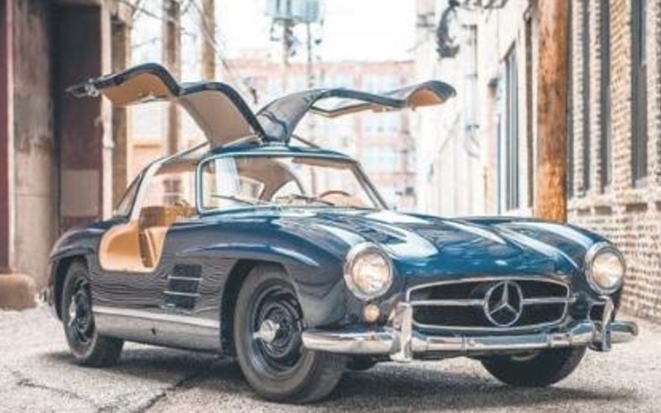 Legendarny Mercedes 300 SL zwany Gullwing z otwartymi drzwiami jakby zrywał się do lotu. Pierwsza ge