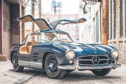 Legendarny Mercedes 300 SL zwany Gullwing z otwartymi drzwiami jakby zrywał się do lotu. Pierwsza ge