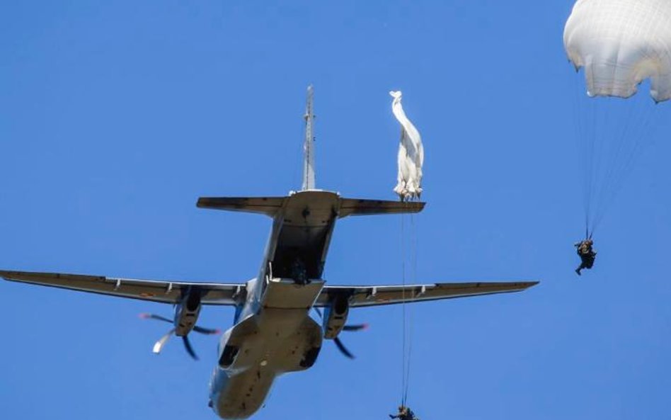 Samolot CASA na co dzień służy wojskowym (na zdjęciu desant podczas ćwiczeń Anakonda 2016). W weeken