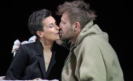 Maria Stuart w Teatrze Narodowym. na zdjęciu Danuta Stenka i Karol Pochec.