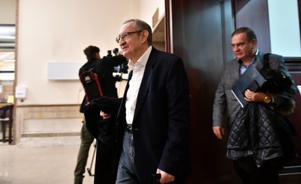 Józef Pinior (2P) i jego asystent Jarosław Wardęga (P) na korytarzu Sądu Okręgowego we Wrocławiu