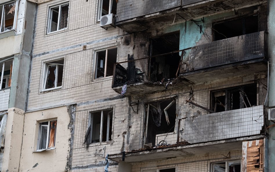 Budynek uszkodzony w czasie jednego z wcześniejszych ataków na Kijów
