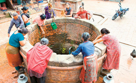 Codzienne zmagania z zaopatrzeniem. Kobiety nabierają wodę z miejskiej studni