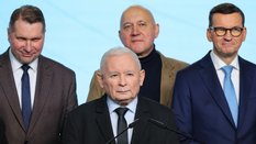 Prezes PiS Jarosław Kaczyński oraz (w tle) wiceprezesi tej partii: Przemysław Czarnek, Joachim Brudz