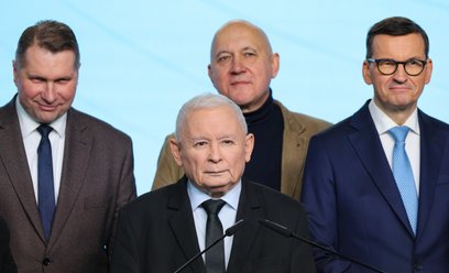 Prezes PiS Jarosław Kaczyński oraz (w tle) wiceprezesi tej partii: Przemysław Czarnek, Joachim Brudz