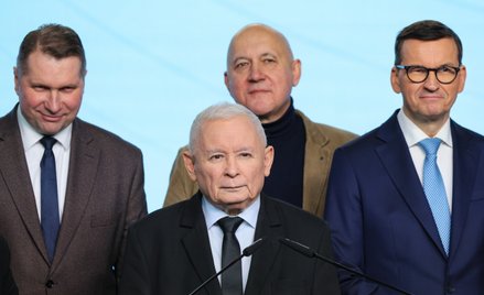 Prezes PiS Jarosław Kaczyński oraz (w tle) wiceprezesi tej partii: Przemysław Czarnek, Joachim Brudz