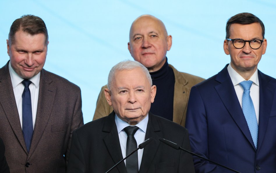 Prezes PiS Jarosław Kaczyński oraz (w tle) wiceprezesi tej partii: Przemysław Czarnek, Joachim Brudz