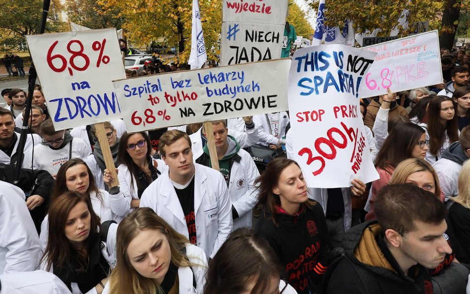 W 21 miastach protestujących poparli także pacjenci