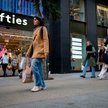 Marka Lefties powstała w latach 90. Pierwotnie funkcjonowała jako outlet.