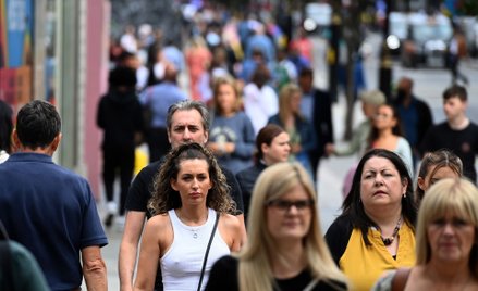 Przechodnie na ulicy w Londynie