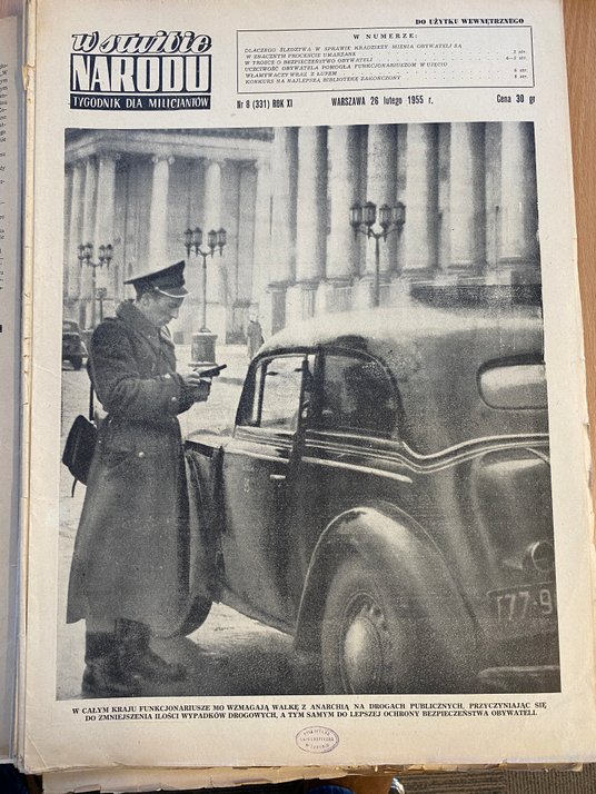 Milicjant sprawdzający dokumenty kierowcy. Tygodnik „W służbie narodu”, Warszawa, 26 lutego 1955 r.
