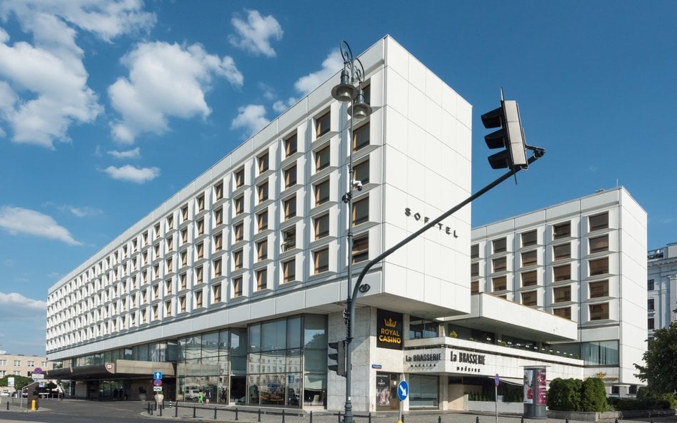 Świętujący 50-lecie hotel Sofitel Victoria w PRL był symbolem niedostępnego luksusu.