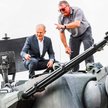 Kanclerz Olaf Scholz (z lewej) na wieży przeciwlotniczego działa samobieżnego Gepard