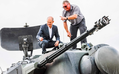 Kanclerz Olaf Scholz (z lewej) na wieży przeciwlotniczego działa samobieżnego Gepard