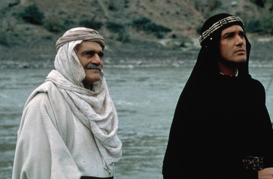 Omar Sharif w roli Melchizedeka i Antonio Banderas jako Ahmad ibn Fadlan w filmie „Trzynasty wojowni