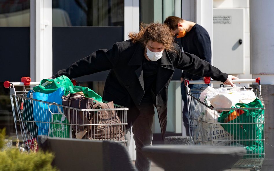 Sondaż: 5 proc. Polaków nie stosuje się do obostrzeń