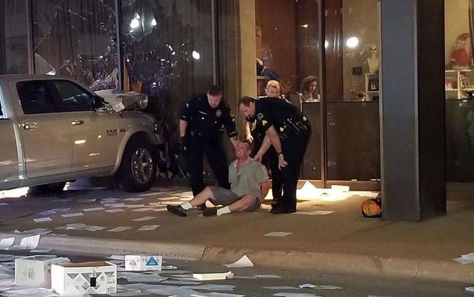 USA: Wjechał w budynek telewizji. Nie wiadomo, dlaczego