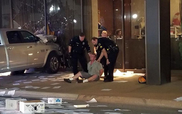 Dallas: Furgonetka uderzyła w budynek telewizji. Motyw nieznany