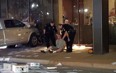 Dallas: Furgonetka uderzyła w budynek telewizji. Motyw nieznany
